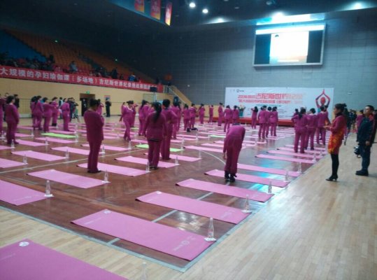2014孕婦瑜伽課吉尼斯世界紀(jì)錄挑戰(zhàn)賽入場(chǎng)準(zhǔn)備