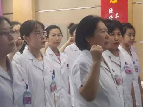▲以王淑媛院長(zhǎng)為代表的醫(yī)師團(tuán)隊(duì)鄭重宣誓