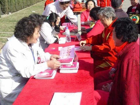 △2011年，山西現(xiàn)代婦產(chǎn)醫(yī)院聯(lián)合省紅十字會共同開展“紅十字婦科疾病專項資助”活動?；顒訂觾x式上，我院向山西省紅十字會捐贈10萬元作為三晉女性婦科疾病治療專項資助金。