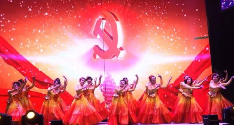 人心跟著共產(chǎn)黨，幸福美好一起走！