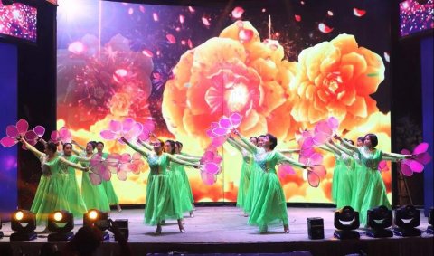  在《幸福花開(kāi)》歡快的旋律中，晚宴的序幕徐徐開(kāi)啟。