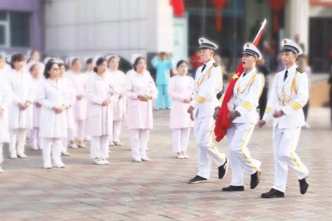 國(guó)慶節(jié)，我院舉行莊嚴(yán)的升旗儀式
