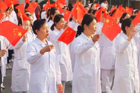 建國(guó)70周年華誕，向祖國(guó)致敬！愛(ài)國(guó)主義情感讓我們熱淚盈眶！