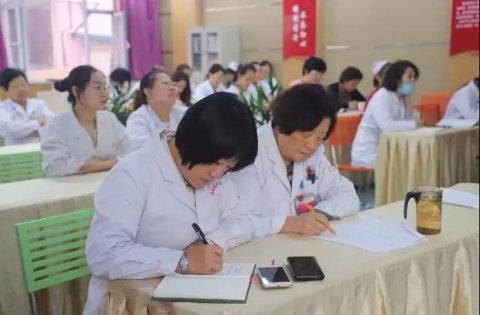 扎實(shí)開(kāi)展“不忘初心，牢記使命”主題教育，讓醫(yī)者的責(zé)任感和使命感深入人心。